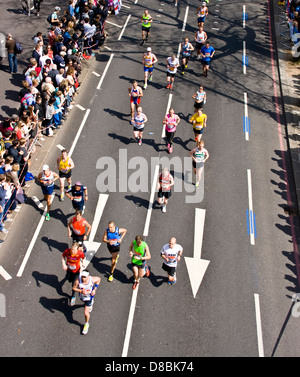 Maratona di Londra 2013 concorrenti guide su Victoria Embankment Inghilterra Europa Foto Stock