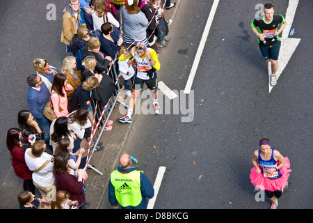 Maratona di Londra 2013 corridori e spettatori su Victoria Embankment Inghilterra Europa Foto Stock