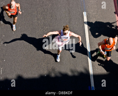 Maratona di Londra 2013 runner maschio concorrente vestito come ballerina Inghilterra Europa Foto Stock