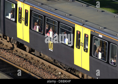 Pendolari sul tyne and wear metro. In attesa di accedere alla stazione di Sunderland, ravvicinata di una parte del metro in quanto si trova in attesa. Foto Stock