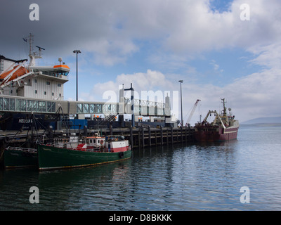 La Scozia, isole Orcadi, Orkney continentale. Una varietà di mare imbarcazioni ormeggiate nel porto di Stromness sulla terraferma Orkney. Foto Stock