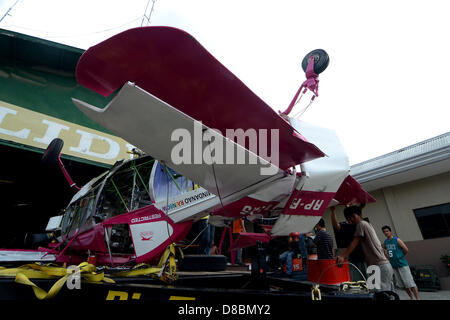 Davao City, Philipppines Meridionale, 24 maggio 2013. È andato in crash aereo Cessna è fissare dai tecnici dell'aviazione all'interno di Mactan Aviation hangar, Davao City, Philipppines Meridionale, 24 maggio 2013. Un aereo Cessna pilotato da Capt. Jose Bugarin si è schiantato la mattina presto in pista di Davao Aeroporto Internazionale di cause da altitudine insolita durante la fase di decollo. Foto Stock