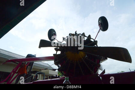 Davao City, Philipppines Meridionale, 24 maggio 2013. È andato in crash aereo Cessna è fissare dai tecnici dell'aviazione all'interno di Mactan Aviation hangar, Davao City, Philipppines Meridionale, 24 maggio 2013. Un aereo Cessna pilotato da Capt. Jose Bugarin si è schiantato la mattina presto in pista di Davao Aeroporto Internazionale di cause da altitudine insolita durante la fase di decollo. Foto Stock