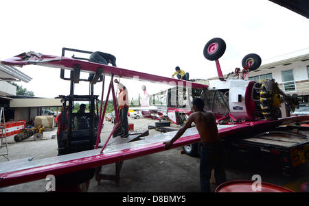 Davao City, Philipppines Meridionale, 24 maggio 2013. È andato in crash aereo Cessna è fissare dai tecnici dell'aviazione all'interno di Mactan Aviation hangar, Davao City, Philipppines Meridionale, 24 maggio 2013. Un aereo Cessna pilotato da Capt. Jose Bugarin si è schiantato la mattina presto in pista di Davao Aeroporto Internazionale di cause da altitudine insolita durante la fase di decollo. Foto Stock