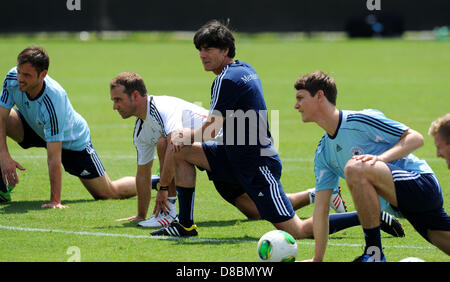 La Germania capo allenatore Joachim Loew (seconda R) e l'assistente allenatore Hans-Dieter Flick (2 L) istruire i loro giocatori durante una sessione di prove libere della nazionale tedesca della squadra di calcio di Miami, Florida, Stati Uniti d'America, 23 maggio 2013. Team Germany è in tournée attraverso gli Stati Uniti fino al 3 giugno 2013. Foto: Thomas Eisenhuth Foto Stock