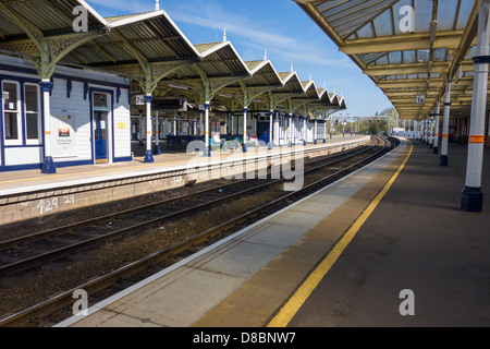 Piattaforme a Kettering rail station, Inghilterra. Foto Stock