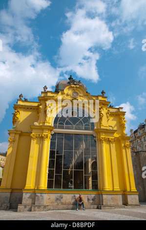 Stile neoclassico Kolonada i colonnati in Spa Gardens park Marianske Lazne aka Marienbad cittadina termale di Repubblica Ceca Europa Foto Stock