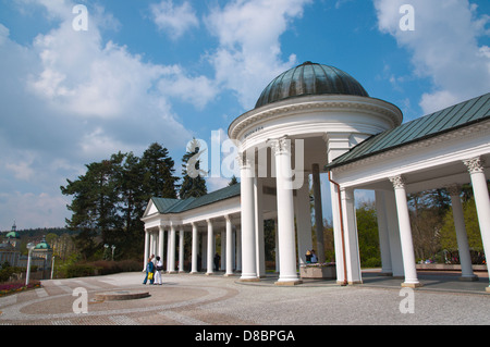 Stile neoclassico Kolonada i colonnati (1869) a Karolinin pramen molla in Spa Gardens park Marianske Lazne aka Marienbad Foto Stock