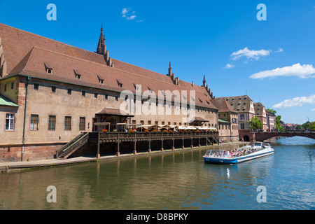 Batorama escursioni turistiche in barca sul fiume Ill e torna l'Ancienne Douane di Strasburgo,Alsaze,Francia Foto Stock