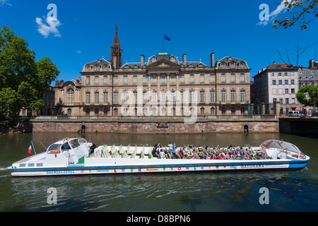 Imbarcazione turistica sul fiume Ill in background il Palais Rohan e la Cattedrale di Notre Dame a Strasburgo, Alsazia, Francia, Europa Foto Stock