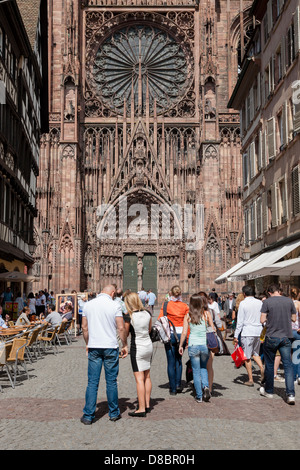 Vista sulla Rue Merciere alla facciata della Cattedrale di Notre Dame Strasburgo Alsace Francia Europa Foto Stock