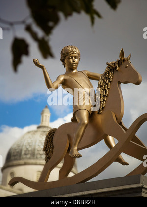 Il ragazzo sul cavallo a dondolo, Trafalgar Square, Londra, Regno Unito. Foto Stock