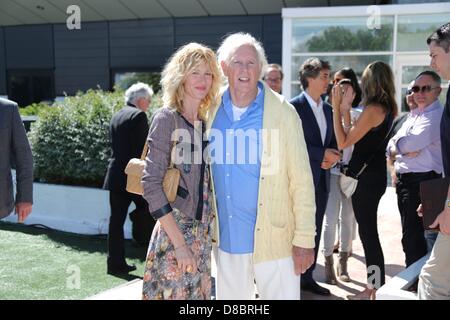 Cannes, Francia. Il 23 maggio 2013. L'attrice Laura Dern e suo padre, attore Bruce Dern frequentare la foto chiamata di 'Nebraska' durante il 66° Festival Internazionale del Cinema di Cannes al Palais des Festivals in Cannes, Francia. Il 23 maggio 2013. Foto: Hubert Boesl/DPA/Alamy Live News Foto Stock