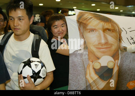 (FILE) David Beckham, 38, è dovuto al ritiro alla fine della corrente stagione calcistica dopo una brillante carriera. Beckham realizzato 115 apparenze per Inghilterra e 394 per il Manchester United e ha anche giocato per il Real Madrid, galassia di Los Angeles, AC Milan e Paris Saint Germain. David Beckham ventole, 3 agosto 2003 - CALCIO : Real Madrid è arrivato il Giappone a Tokyo International Air Port, Narita, Giappone. (C)Daiju Kitamura/AFLO SPORT(1045) Foto Stock