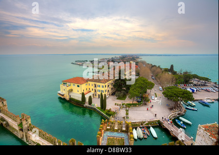 Vista aerea da Scaglieri Castello sul Lago di Garda e la città di Sirmione in Italia. Foto Stock