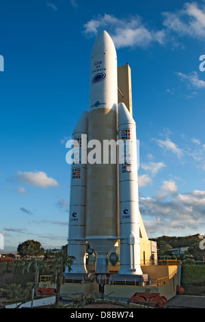 53 metri di razzo Ariane 5 mock-up sul display permanenti a Tolosa centro spaziale, Francia Foto Stock