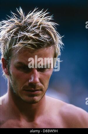 (FILE) David Beckham, 38, è dovuto al ritiro alla fine della corrente stagione calcistica dopo una brillante carriera. Beckham realizzato 115 apparenze per Inghilterra e 394 per il Manchester United e ha anche giocato per il Real Madrid, galassia di Los Angeles, AC Milan e Paris Saint Germain. AMSTERDAM - 4 agosto: David Beckham di Manchester United. terza partita di Amsterdam pre - Stagione torneo tra Manchester United e Parma presso l'Arena di Amsterdam, Amsterdam, Olanda su Agosto 4, 2002. (C)Masakazu Watanabe/AFLO SPORT(005) Foto Stock