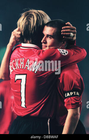 (FILE) David Beckham, 38, è dovuto al ritiro alla fine della corrente stagione calcistica dopo una brillante carriera. Beckham realizzato 115 apparenze per Inghilterra e 394 per il Manchester United e ha anche giocato per il Real Madrid, galassia di Los Angeles, AC Milan e Paris Saint Germain. Roy Keane (Man U), 30 novembre 1999 - CALCIO : Roy Keane celebra il suo obiettivo con David Beckham durante la Coppa Intercontinentale "Toyota Cup' match tra Manchester United - Palmeiras al National Stadium, Tokyo, Giappone. (C)Koji Aoki/AFLO SPORT (008) Foto Stock