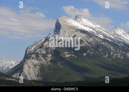 Mount Rundle salendo su Banff nelle Montagne Rocciose Canadesi Foto Stock