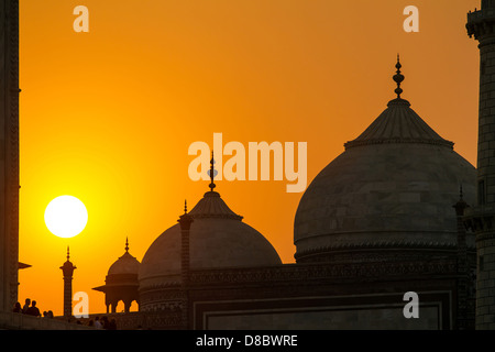 Taj Mahal vista al tramonto dalle rive del fiume Yamuna Foto Stock