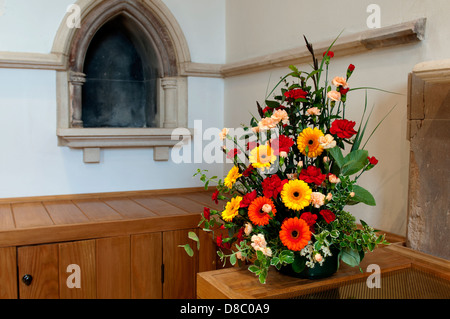 Piscina e composizioni floreali, la chiesa di San Nicola, Radford Semele, Warwickshire, Inghilterra, Regno Unito Foto Stock