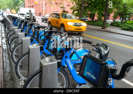 New York, NY 24 Maggio 2013 - CitiBike Bike condividere rotola in fuori in una piovosa venerdì mattina prima il weekend del Memorial Day. Credito: Stacy Rosenstock Walsh / Alamy Live News Foto Stock