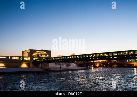 Cancelleria tedesca (Bundeskanzleramt) e il fiume Sprea. Berlino, Germania. Foto Stock