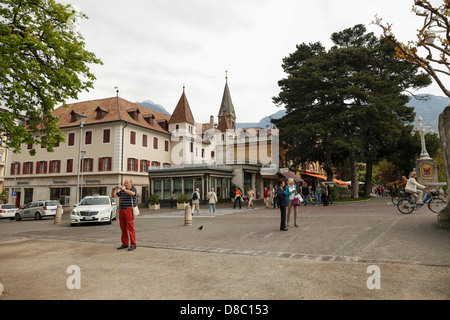 I turisti che visitano le strade di Merano, Alto Adige, Italia Foto Stock