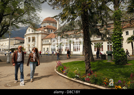 I turisti che visitano il centro di Merano, Alto Adige, Italia Foto Stock