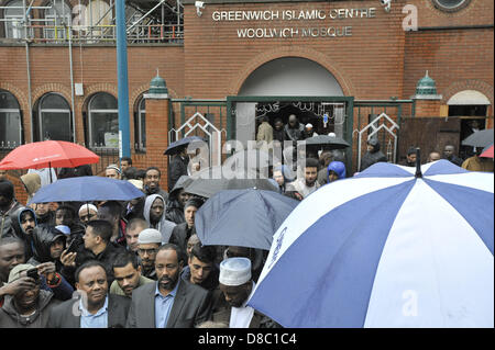 Londra, UK, 24 maggio 2013. Mentre il furore di uccisione di Lee Rigby a Woolwich continua attorno al paese, Sicurezza presso il Regno Unito moschee è intensificata dopo diversi attacchi da parte di estrema destra individui e gruppi. Credito: Lee Thomas / Alamy Live News Foto Stock