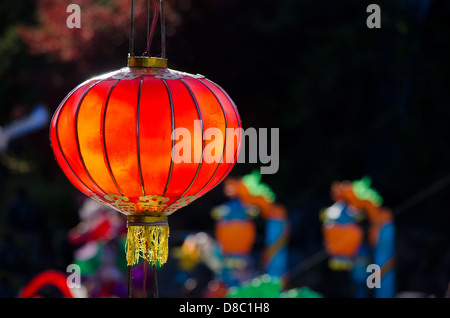Rosso lanterna cinese contro uno sfondo scuro Foto Stock