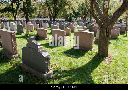 Le lapidi nel cimitero di Montreal Foto Stock