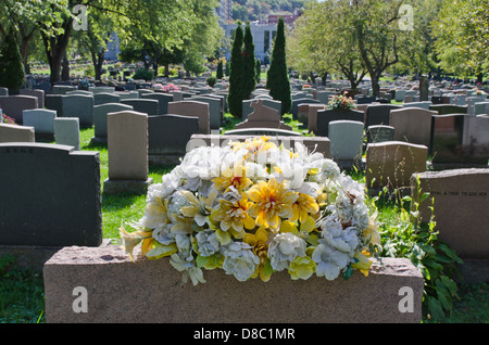 Lapidi e fiori nel cimitero di Montreal Foto Stock