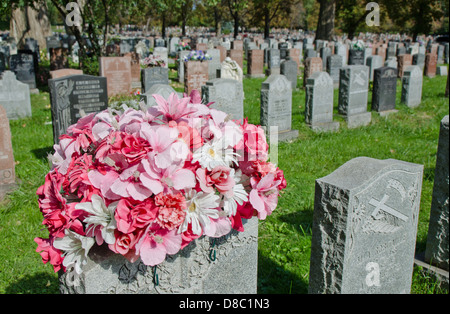 Lapidi e fiori nel cimitero di Montreal Foto Stock