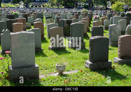 Le lapidi nel cimitero di Montreal Foto Stock