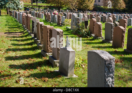 Le lapidi nel cimitero di Montreal Foto Stock