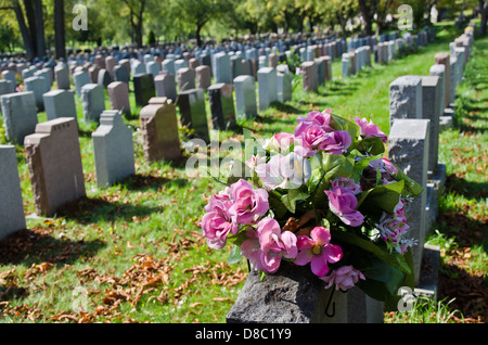 Lapidi e fiori nel cimitero di Montreal Foto Stock