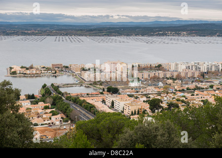 Vista su Sète con étang de Thau in background, Hérault, Languedoc-Roussillon, Francia Foto Stock