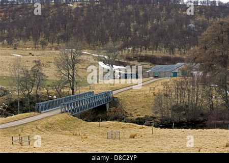 Metallo ponte sul fiume Avon, Delnabo, vicino a Tomintoul, Scozia Foto Stock