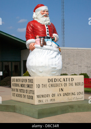 Close up di gigante Santa statua presso il municipio di Santa Claus Indiana Foto Stock