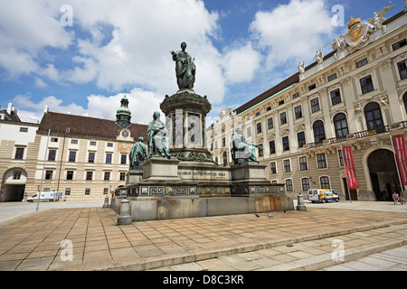 Vienna Amalienburg con statua in stile barocco e la torre dell orologio nel complesso di Hofburg Foto Stock