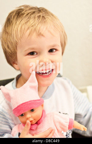 Bimbi felici con bambola Foto Stock