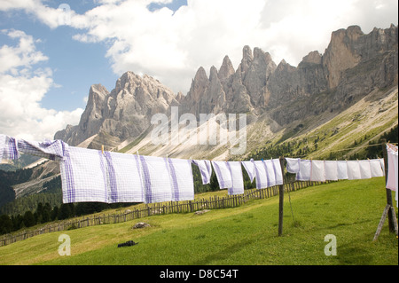 Wäscheleine Geislerspitzen vor - stendibiancheria con vista Odles Foto Stock