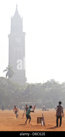 Ragazzi giocare a cricket presso il Maidan ovale in Mumbai, India Foto Stock