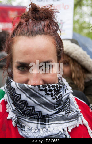 Londra, Regno Unito. Il 24 maggio 2013. Un attivista che protestavano davanti il Congresso UEFA a Londra il Grosvenor House Hotel. Credito: Paolo Davey / Alamy Live News Foto Stock