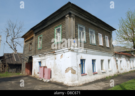 In legno antico edificio residenziale di appartamenti in Yuriev-Polsky. Russiain Foto Stock