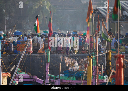 Persone che acquistano il pesce fresco al Sassoon Docks in Mumbai, India Foto Stock