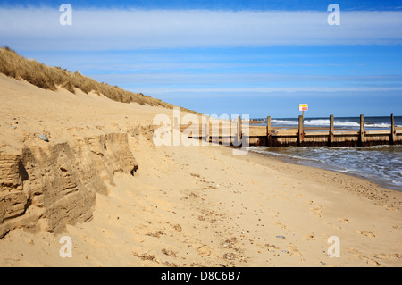 Una vista della spiaggia di Horsey, Norfolk, Inghilterra, Regno Unito, dopo un periodo di grave decapare di marea. Foto Stock