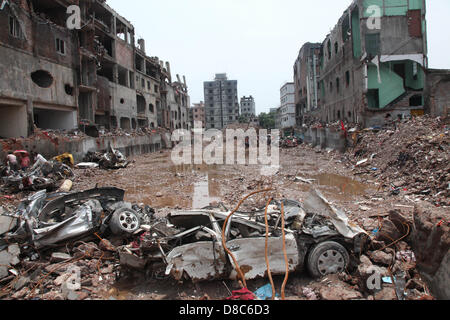 Savar, Dhaka, Bangladesh. Il 24 maggio 2013. Il sito del mese di aprile 2013 Edificio di nove piani collasso è visto in Savar, nella periferia di Dhaka il 24 maggio 2013. Alcuni 290 corpi non identificati sono stati sepolti dopo i campioni di DNA sono stati raccolti in modo che corrispondano a quelli di parenti come l'esercito del Bangladesh avvolto nella sua ricerca Maggio 14, 2013 per gli organismi presso il sito del crollo dell'edificio. Disastri industriali dal novembre hanno ucciso almeno 1.250 lavoratori. Â©Monirul Alam (immagine di credito: credito: Monirul Alam/ZUMAPRESS.com/Alamy Live News) Foto Stock