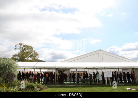 Hay Festival 2013, Wales, Regno Unito. Il 24 maggio 2013. Hay Festival 2013, Wales, Regno Unito. Il 24 maggio 2013. I frequentatori del festival la coda per entrare in uno dei colloqui a Hay Festival questo pomeriggio. 24/05/13 foto da: Ben Wyeth/Alamy Live News/Alamy Live News Foto Stock